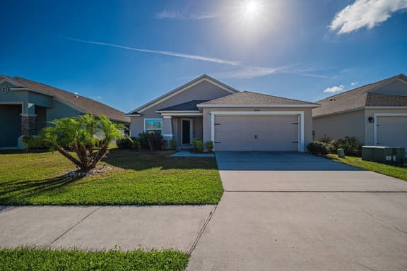 Bright & Cozy 3 BR Near Parks & Dining in Lakeland