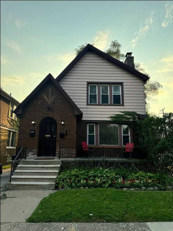 Bright 2BR Upper Duplex | University District