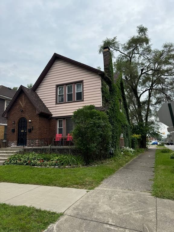 Cozy 2BR Lower Duplex Stay Near LCA and Ford Field