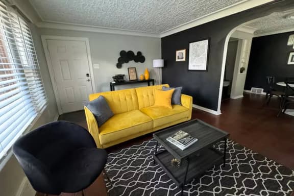Cozy 2BR Lower Duplex Stay Near LCA and Ford Field